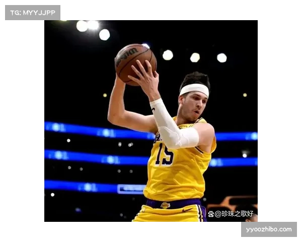 勒布朗场边暂停时不忘给里夫斯上高尔夫课幽默互动增添赛场趣味